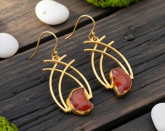 Pendientes colgantes de cristal de cornalina roja en bruto, chapados en oro, con forma de gota. Pendientes minimalistas de cristal naranja. Pendientes rústicos hechos a mano en plata de ley 925.