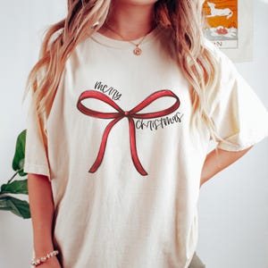 Camisa navideña con lazo rojo, sudadera con lazo de feliz Navidad, camisa coqueta de feliz Navidad, camisa con lazo festivo, camisa con lazo de moda, camiseta