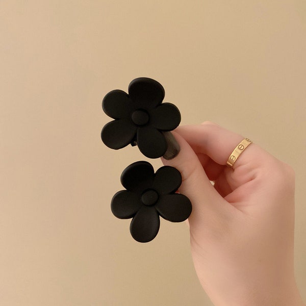 Korean simple black matte Acrylic flower Clip medium half tie Summer style solid color Claws Crab