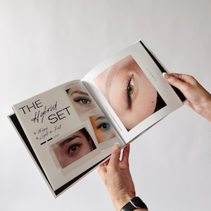 K&ouml;nnte beinhalten: Offenes Buch mit dem Titel "THE Hybrid SET" und der Beschreibung "Wispy or Full, Light or Full". Das Buch zeigt Fotos von verschiedenen Wimpernverl&auml;ngerungen.