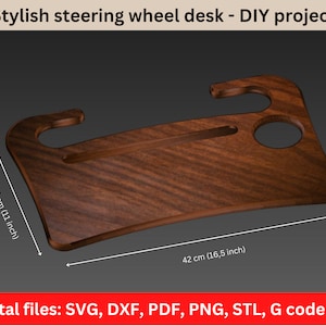 以下が含まれることがあります： 3Dレンダリングで表示されている、幅28cm、奥行き42cmの木製のステアリングホイールデスク。デスクは、自然な木目模様のあるダークウッド製。デスクには、ステアリングホイール用の切り抜きと、小さなカップホルダーがあります。
