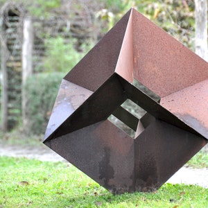 Kubische Cortenskulptur für den Garten
