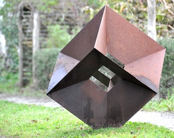 Escultura cúbica corten para jardín.