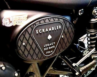 Tampa lateral Triumph Street Scrambler 900 2021+ – Placa Ás de Espadas – Encaixe original