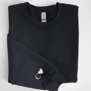 Sudadera con capucha personalizada con inicial bordada en forma de corazón en la manga, sudaderas con iniciales bordadas personalizadas, conjuntos a juego para parejas, regalos de aniversario