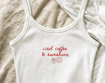 Camiseta regata bordada com estampa de café gelado e sol, camiseta de café gelado, presente para amantes de café, camiseta de verão, camiseta com vibe de verão, camiseta de café