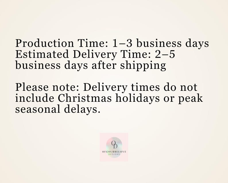 Puede incluir: Un gr&aacute;fico informativo de color beige claro con texto en negro que dice: Production Time: 1-3 business days Estimated Delivery Time: 2-5 business days after shipping Please note: Delivery times do not include Christmas holidays or peak seasonal delays. En la parte inferior hay un peque&ntilde;o logotipo con las letras OD y el texto OFCOURSELOVE DESIGNS.