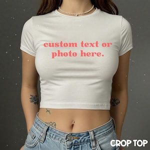 Haut court avec texte personnalisé COUPE AN2K | Haut court personnalisé | Haut graphique | cadeau pour elle | T-shirt de l'an 2000 | Cadeau pour petite amie | | Cadeau personnalisé | T-shirt bébé personnalisé