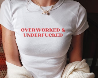 Overworked & Underfucked Unisex Heavy Cotton Tee Y2K Kultig Lustig It Girl Meme Spruch Shirt Freches Sarkasmus Geschenk Unhinged Chaotisch Viral Zitat