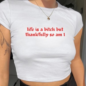 Das Leben ist eine Bitch, aber zum Glück bin ich es Baby T-Shirt Kurzarm Crop Top Y2K Kultig Lustig It Girl Meme Satz Shirt Freches sarkastisches nettes Geschenk