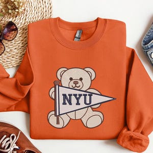 Aangepast college geborduurd sweatshirt, wimpel teddybeer geborduurd sweatshirt, aangepast wimpelshirt, trendy campus-T-shirt