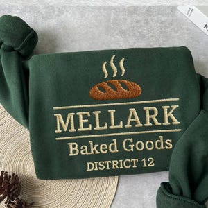 Mellark Baked Goods haftowana koszula, Bookish haftowana koszula, Mellark Baked Goods Everdeen Apothecary Odair Fisheries, prezent dla miłośnika książek