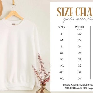 K&ouml;nnte beinhalten: Wei&szlig;er Rundhals-Pullover mit Gr&ouml;&szlig;entabelle, die die Gr&ouml;&szlig;en des Unisex-Adult-Crewneck-Sweatshirts Gildan 18000 Heavy Blend in Zoll anzeigt. Die Gr&ouml;&szlig;en reichen von S bis 5XL mit entsprechenden Breiten- und L&auml;ngenma&szlig;en.