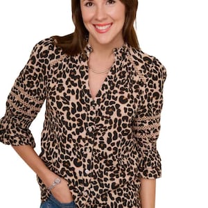 WYSE Women&#39;s 3/4 Sleeve Parker Blouse in Multi Leopard