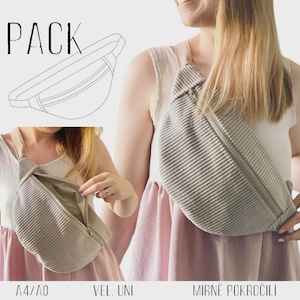 Könnte beinhalten: Eine beigefarbene Cord-Bauchtasche mit Reißverschluss, die quer über dem Körper getragen wird. Das Wort "PACK" steht oben links. Die Tasche wird in zwei verschiedenen Ansichten gezeigt, eine geschlossen und eine offen.