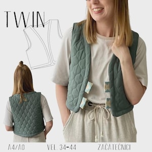 Könnte beinhalten: Eine gesteppte Weste in einem gedämpften Grünton mit einem Rautenmuster. Das Bild enthält eine Musterzeichnung und den Text "TWIN", "A4/AO", "VEL. 34-44" und "ZAČÁTEČNÍCI". Die Weste wird von einer Person getragen.