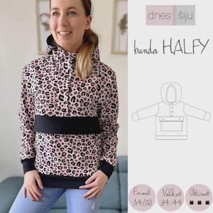 Puede incluir: Una sudadera con capucha rosa y negra con estampado de leopardo, una banda negra en la sección media y puños negros. La sudadera tiene un cuello alto y una capucha. El texto "dnes šiju" y "bunda HALFY" son visibles.