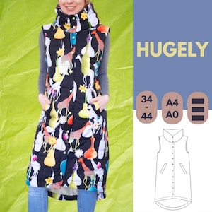 Può includere: Un lungo gilet nero con un motivo colorato di giraffe, vasi e fiori. Il gilet ha un collo alto, tasche e una chiusura con bottoni. La parola "HUGELY" è stampata in blu sul lato destro dell'immagine.