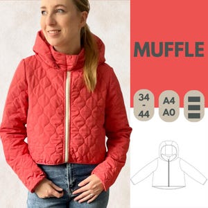 Puede incluir: Chaqueta acolchada de color rojo coral con capucha y cremallera blanca. La chaqueta presenta un patrón acolchado único y se combina con vaqueros azules. La palabra "MUFFLE" se muestra sobre un fondo rojo.