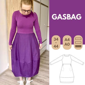 Può includere: Una persona indossa un abito viola a maniche lunghe. L'abito ha un corpetto aderente e una gonna fluida. L'immagine include anche il testo "GASBAG" in bianco su sfondo viola, insieme a informazioni sulle taglie e sui modelli.