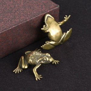Get 2 pieces of solid brass mini frog tea pet bionic small animal pure copper handicraft decorative ornaments
