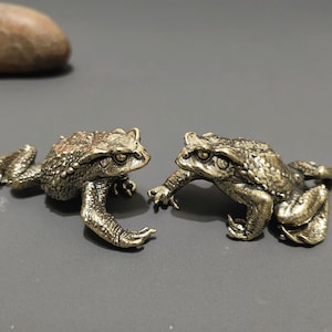 Get 2 pieces Pure brass solid toad frog trinkets children&#39;s toys creative gifts for men and women