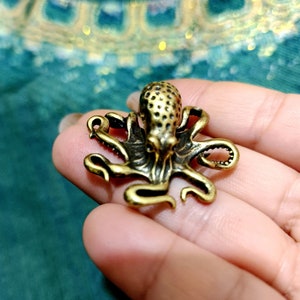Get 2 pieces of brass mini octopus sculptures/home/study/desktop octopus animal decorative ornaments