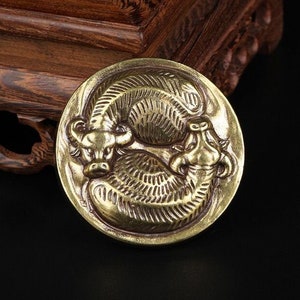 Brass Gossip Double Bull Sculpture/Pure Copper Paperweight Tea Pet Home Office Decoration
