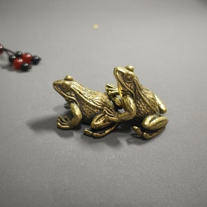 Get 2 pieces of solid brass mini frog tea pet bionic small animal pure copper handicraft decorative ornaments