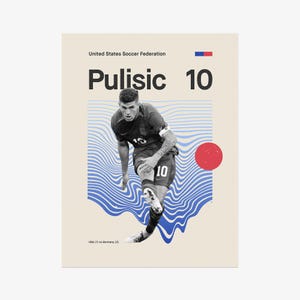 Pu&ograve; includere: Un poster con il calciatore Pulisic con il numero 10. Il poster ha uno sfondo beige con motivi a onde blu e un cerchio rosso. &Egrave; visibile anche il testo "United States Soccer Federation" e "USA (1) vs Germany (3)".