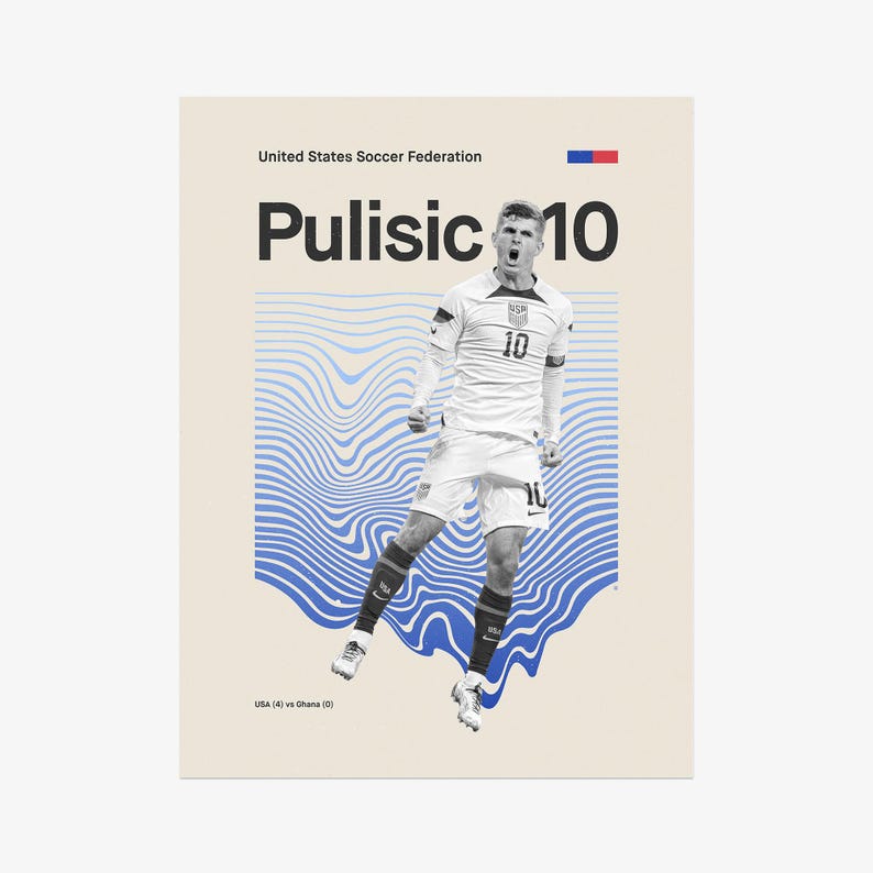 Pu&ograve; includere: Poster con Christian Pulisic in divisa da calcio USA, numero 10, con la scritta "Pulisic 10" a grandi lettere nere. Lo sfondo include motivi a onde blu e la scritta "United States Soccer Federation". Viene visualizzato anche il punteggio della partita.