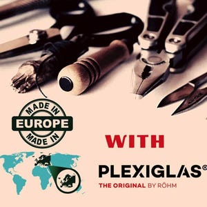 Op de afbeelding: Een assortiment metalen en houten gereedschappen, waaronder tangen, messen en een gereedschap met houten handvat. De afbeelding bevat de tekst "MADE IN EUROPE" en "WITH PLEXIGLAS&reg; THE ORIGINAL BY R&Ouml;HM".