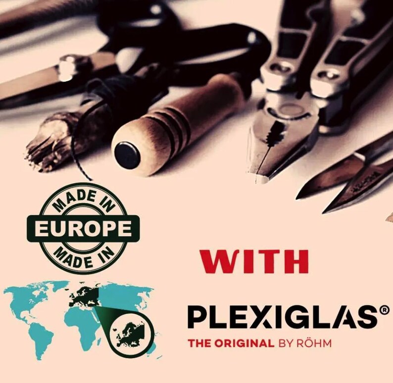 Op de afbeelding: Een assortiment metalen en houten gereedschappen, waaronder tangen, messen en een gereedschap met houten handvat. De afbeelding bevat de tekst "MADE IN EUROPE" en "WITH PLEXIGLAS&reg; THE ORIGINAL BY R&Ouml;HM".
