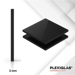 Op de afbeelding: Twee zwarte Plexiglas platen, elk 3 mm dik, tonen de rand en het oppervlak van het materiaal. De afbeelding bevat de tekst "PLEXIGLAS&reg; THE ORIGINAL BY R&Ouml;HM".