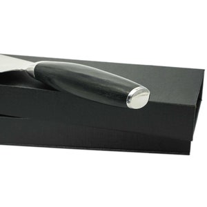 Der Messergriff von einem personalisiertem Küchenmesser mit einer Lasergravur von WOLFSARTIG