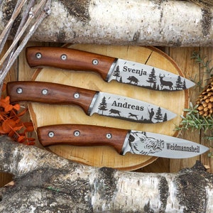 Jagdmesser von WOLFSARTIG, platziert auf einer Baumscheibe, betont die natürliche Ästhetik und Eignung als Jagdzubehör.