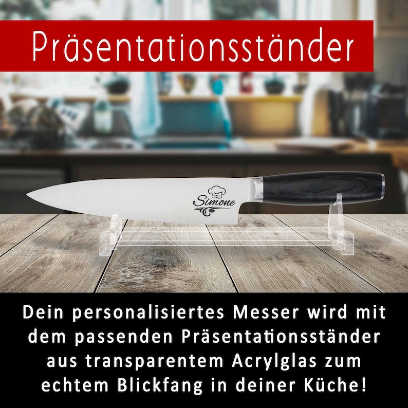 Ein personalisiertes Küchenmesser steht in einem Messerständer in einer Küche. Auf der Klinge ist eine Lasergravur mit einer Kochmütze und dem Namen Simone