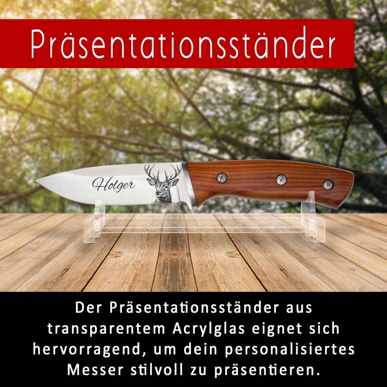 Ein Messerständer aus Acrylglas, auf dem ein Jagdmesser mit Gravur präsentiert wird.