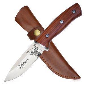 Personalisiertes Jagdmesser mit Hirsch-Gravur und Name, Holzgriff, brauner Lederscheide – graviertes Geschenk für Jäger