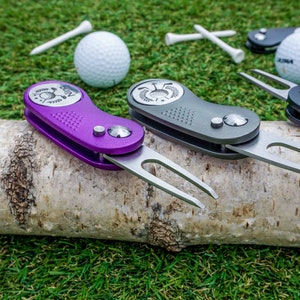 Detailaufnahme der Pitchgabel des Golftools von WOLFSARTIG, die die präzise Verarbeitung und das hochwertige Design hervorhebt