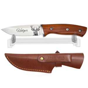 ADAM WILD Jagdmesser mit Hirsch-Gravur und Name auf Acrylständer, braune Lederscheide – personalisiertes Jäger-Geschenk