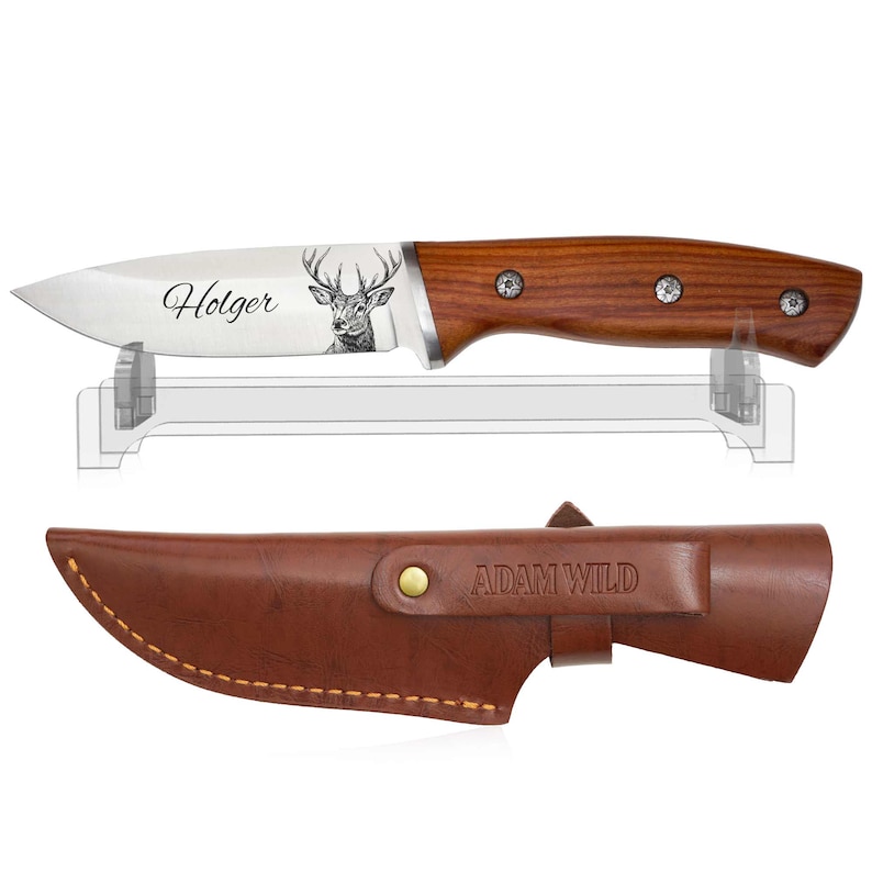 ADAM WILD Jagdmesser mit Hirsch-Gravur und Name auf Acrylständer, braune Lederscheide – personalisiertes Jäger-Geschenk