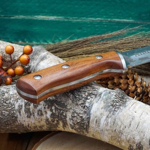 Detailaufnahme des Holzgriffs eines WOLFSARTIG Jagdmessers, hervorhebend die feine Handwerkskunst und die Qualität des Materials.