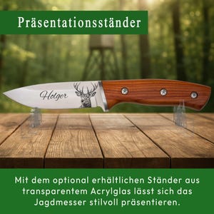 Personalisiertes Jagdmesser mit Hirsch-Gravur auf Acrylglas-Präsentationsständer – graviertes Geschenk für Jäger