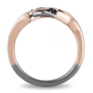 Op de afbeelding: Een ring van ros&eacute;goud en zwart met een gedraaid ontwerp. De ring is gemaakt van twee verschillende metalen, een van ros&eacute;goud en de andere van zwart.