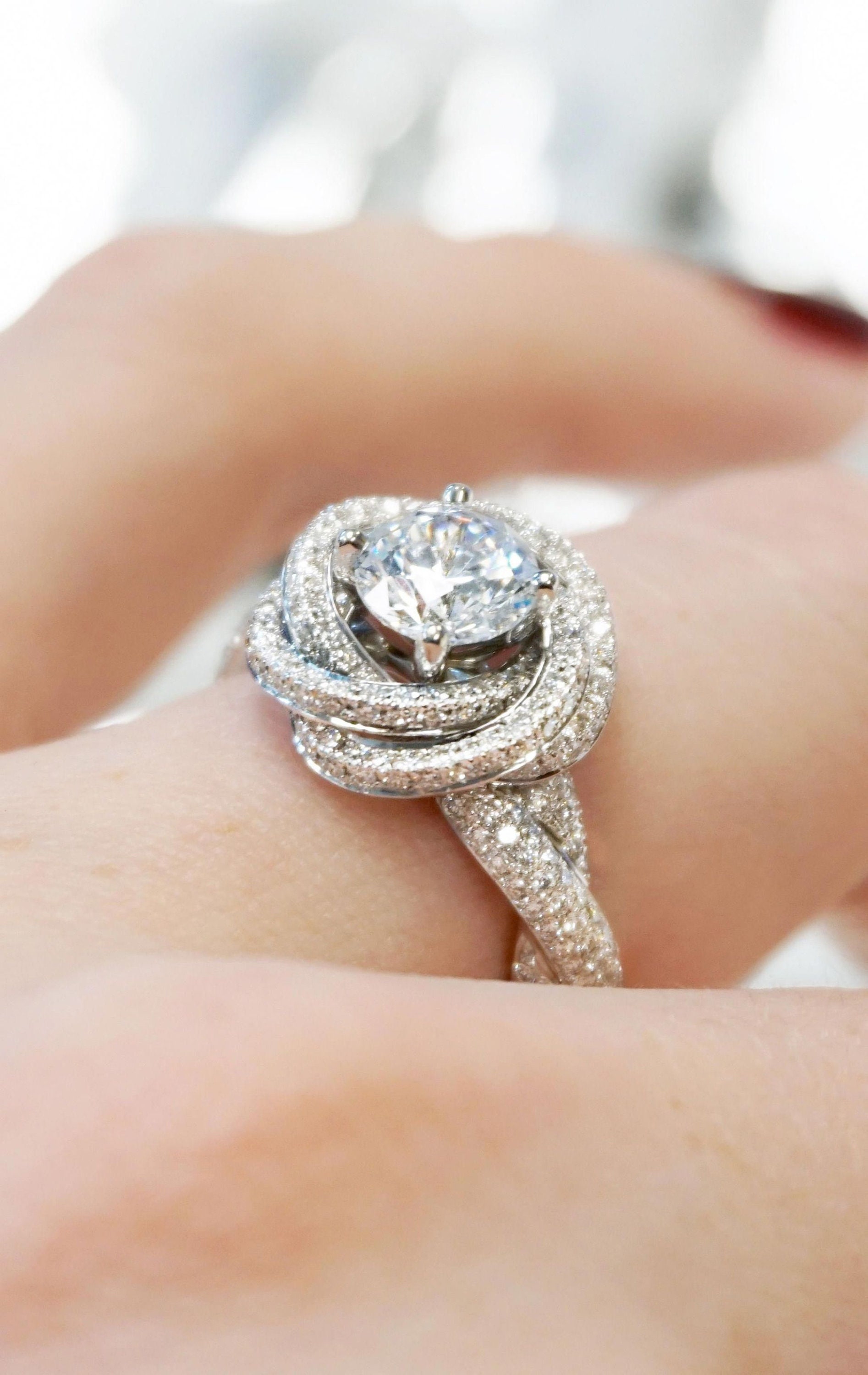 Edge Less Set 1.4 CT Round Brilliant Cut Diamond Prong Set Modern Knot Edgeless Pave ...