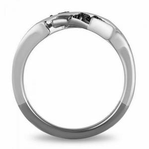 Op de afbeelding: Een zilveren ring met een zwart diamantontwerp. De ring is een eenvoudige band met een twist-ontwerp.