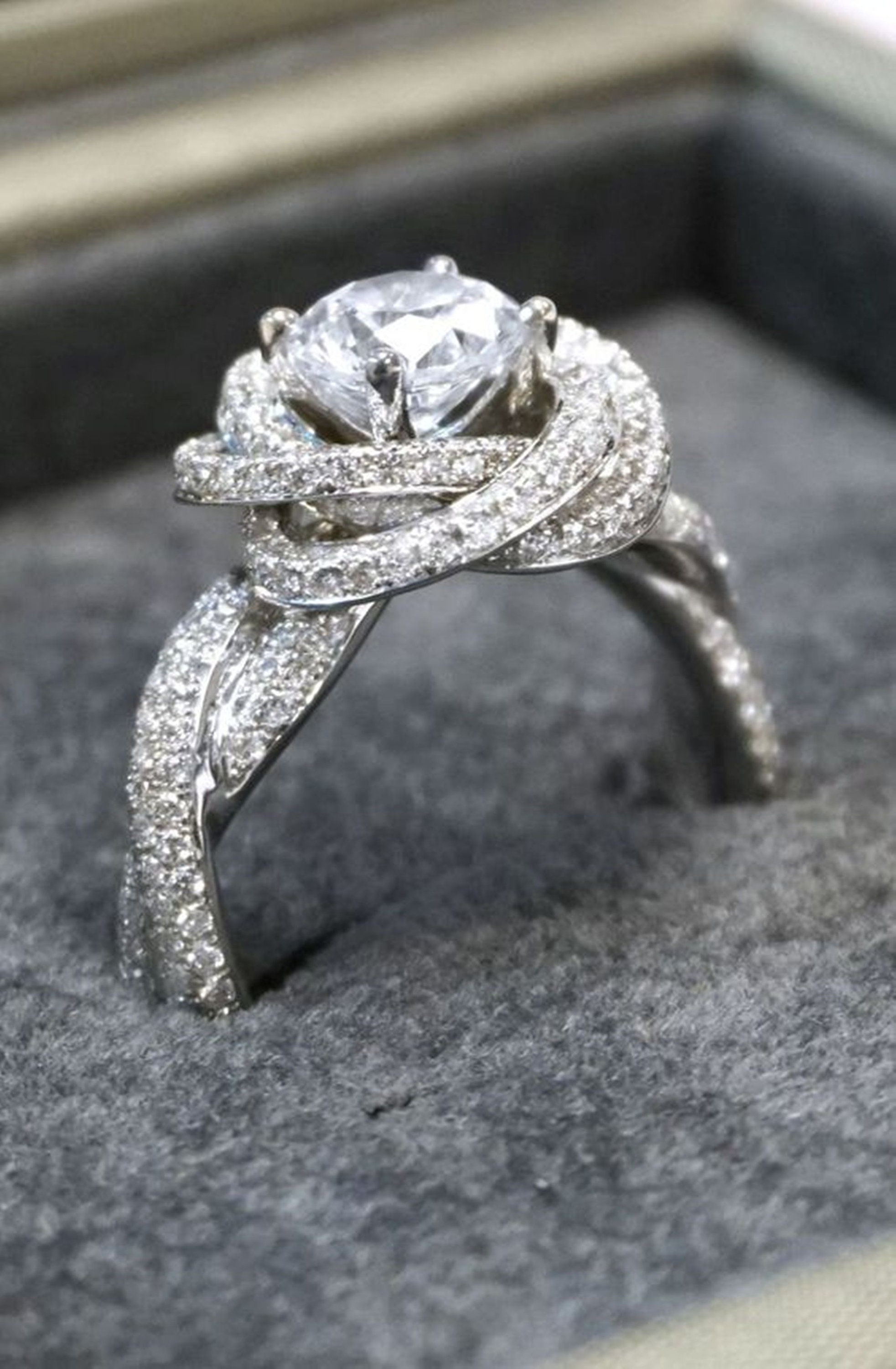 Edge Less Set 1.4 CT Round Brilliant Cut Diamond Prong Set Modern Knot Edgeless Pave ...