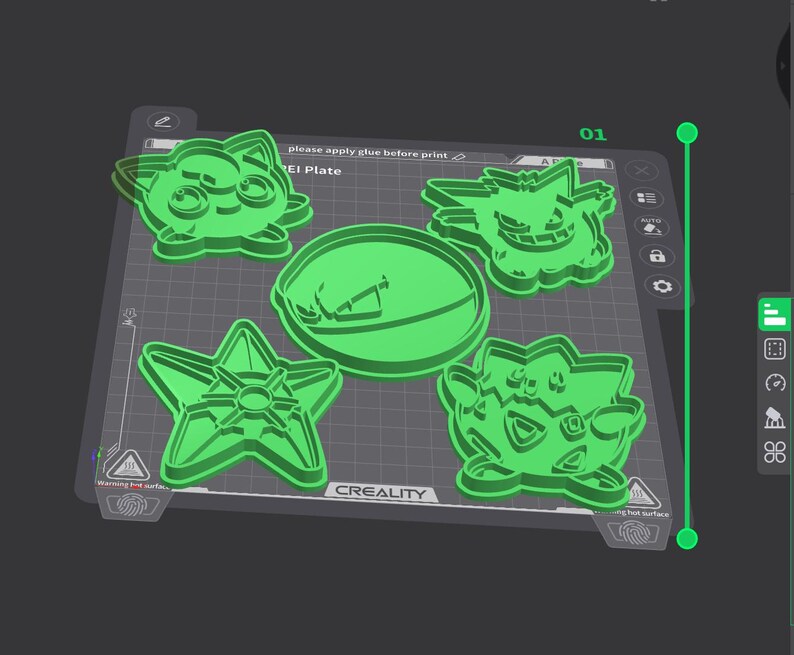 K&ouml;nnte beinhalten: Eine digitale Benutzeroberfl&auml;che zeigt vier hellgr&uuml;ne, 3D-gedruckte Ausstechformen auf einer quadratischen Druckplatte. Die Designs umfassen eine runde Form, eine sternartige Figur und zwei Comic-Figuren. Der Bildschirm zeigt den Text CREALITY.