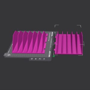 Puede incluir: Una taza de cer&aacute;mica blanca con un asa negra y el texto "But First, Coffee" en un estilo manuscrito. La taza est&aacute; sobre una superficie blanca. La taza mide aproximadamente 10 cm de alto.